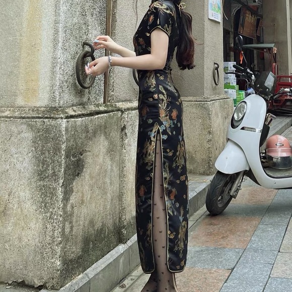 Chinese style black cheongsam (dress) - Picture 2 of 3